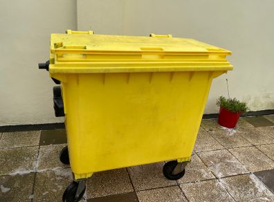 wheelie bin