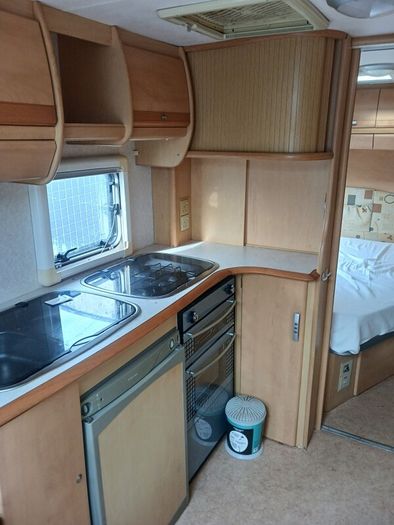 2005 bailey senator caravan fixed bed