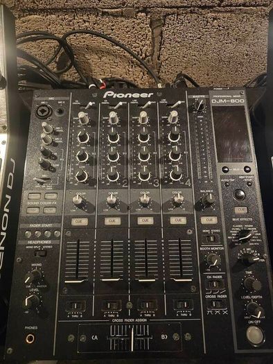 Pioneer DJM 800 (Mint Condition)
