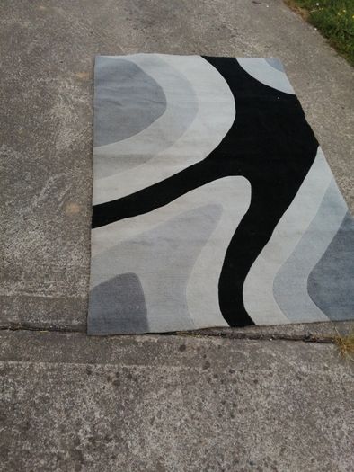 High quality 100% wool  rug, grey and black abstract design.