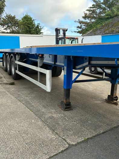 Flat trailer