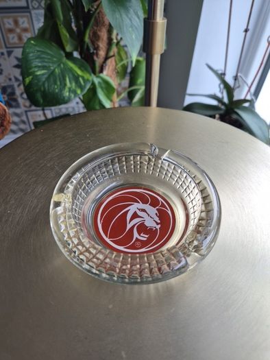 Ashtray  MGM Grand Hotel Las Vegas Ashtray Ash Tray Lion Casino Vintage glass Ashtray Vintage old collectors ashtray new condition  bar pub memorabilia man shed home garden great present  colectebels pottery Whiskey rare