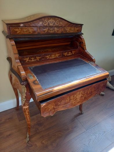 French Style Antique Writing Desk (Reproduction)