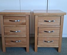 2 oak bedside lockers, 60 euros each
