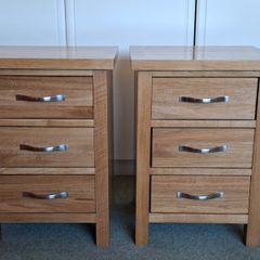 2 oak bedside lockers, 60 euros each