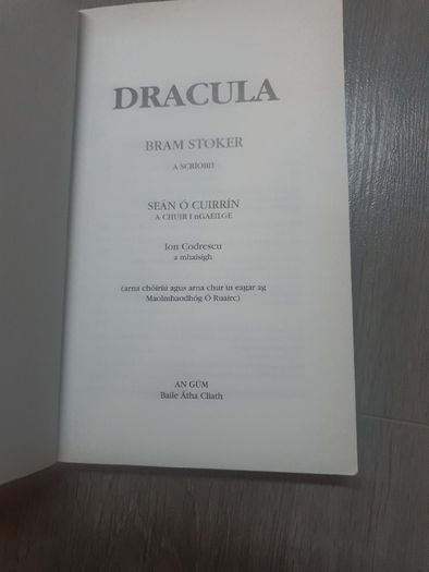 Dracula Bram Stoker (Irish langauge translation by sean o cuirrin, an gum 1997)