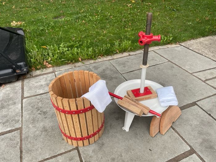 18L manual apple press