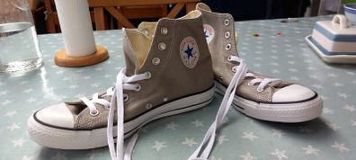 New Converse High top size 8