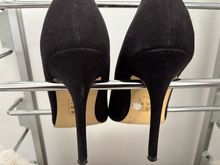 High-heeled shoes