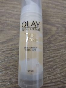 Olay Total Effects 7-in-1 Moisturiser and Serum Duo SPF 20 40ml bottle