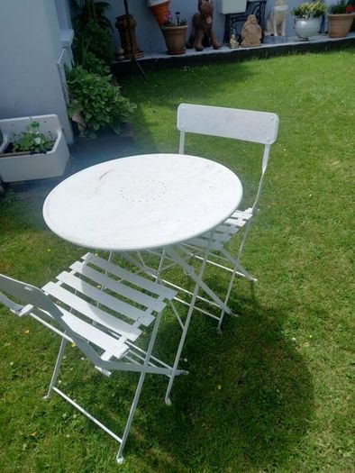 patio table and chairs
