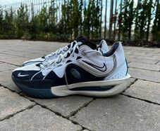Nike basketball shoes UK9