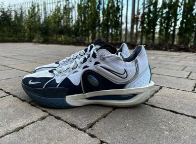 Nike basketball shoes UK9