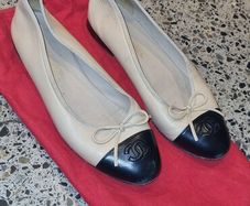 Iconic beige black ballet flats