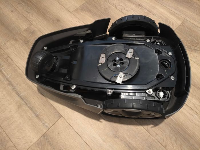 Husqvarna Aspira R4 Auto Mower