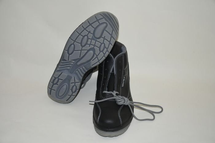 Safety boots