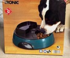 Dog feeder