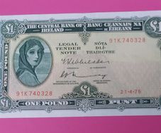 Irish 1975 Lady Lavery One pound banknote in uncirculated condition