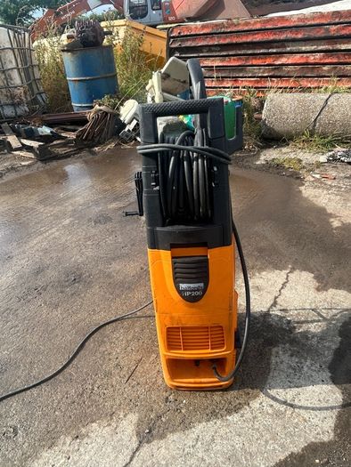Halfords HP200 electric pressure washer