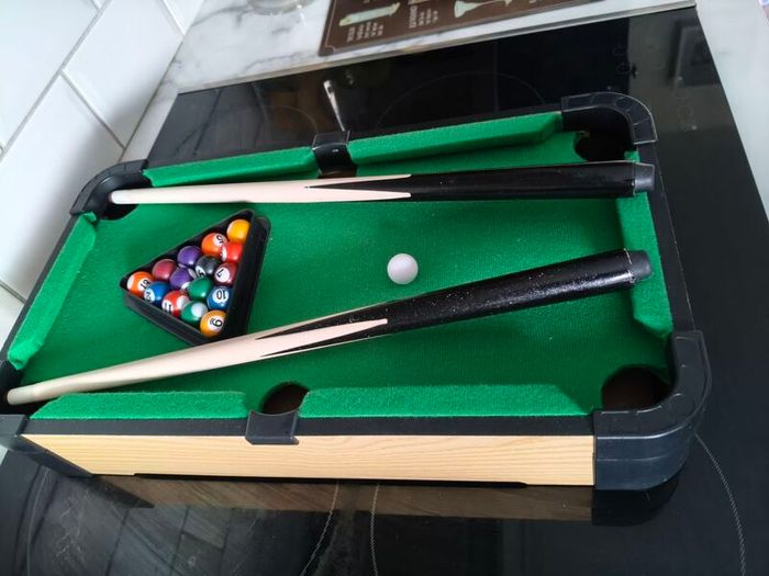 Table top pool table