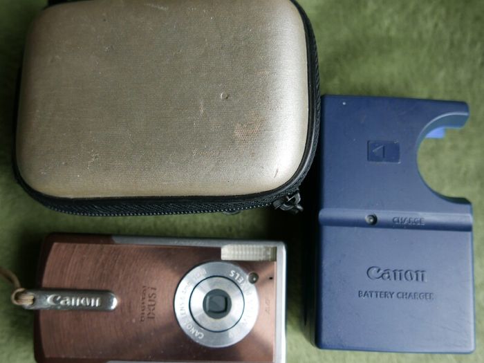 Canon Ixusi Ixusi 4.0mp Digital Camera Pc1060 And Bag ,sd Card