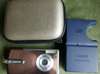 Canon Ixusi Ixusi 4.0mp Digital Camera Pc1060 And Bag ,sd Card