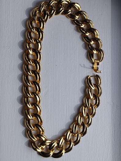 A striking and stylish vintage gold-tone necklace.