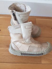 Girl's or boy's boots size 25