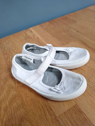 White kids pumps