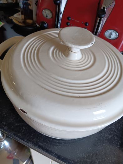 Cast iron pot