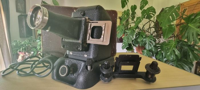 Vintage Neo-Diafant projector