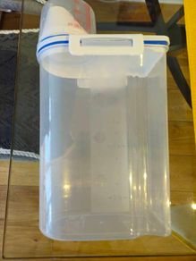 dry food cointainer
