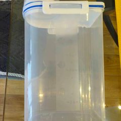 dry food cointainer