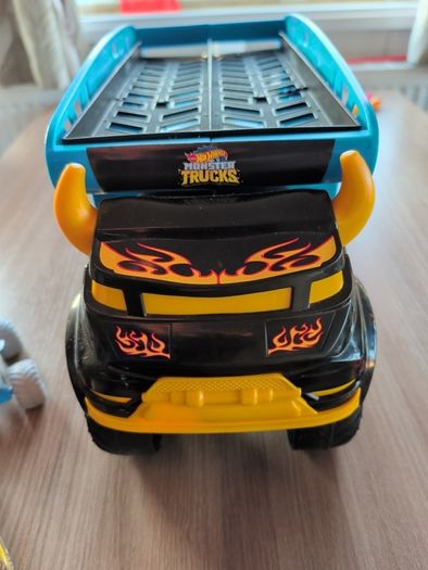 Hot wheels Monster mover with 10 Monster trucks