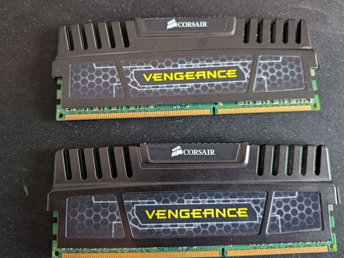 2x 8gm DDR3 RAM 1600mzh corsair