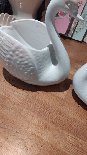 A Pair Of Vintage Ceramic Swans