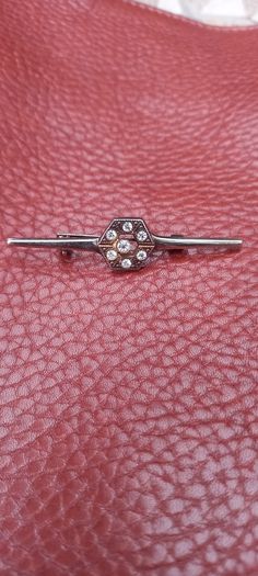 Vintage jewelry is sold individually for 5 to 10 euros