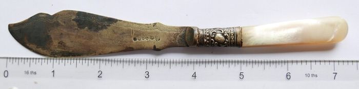 Vintage Sheffield butter or fish knives, two knives have white mother-of-pearl handles