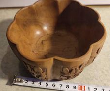 Lovely Hand Carvrd Small Woodin Bowl.
