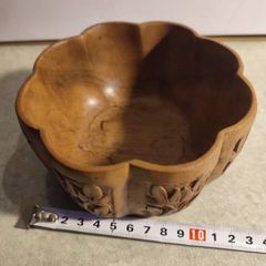 Lovely Hand Carvrd Small Woodin Bowl.