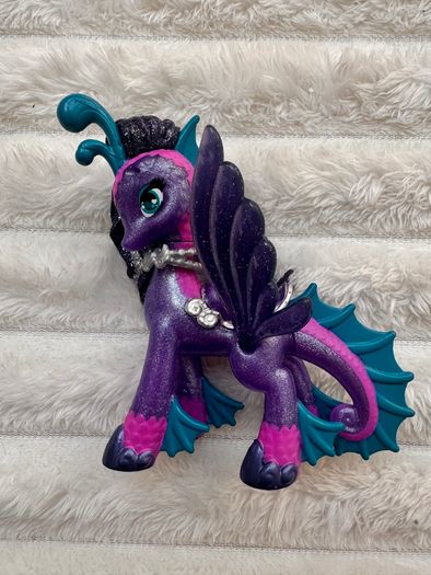 Spin Master Hatchimals Pixies Riders Black Glitter Lily and Seastallion Glider only approx. 9 cm. Used please see photos
