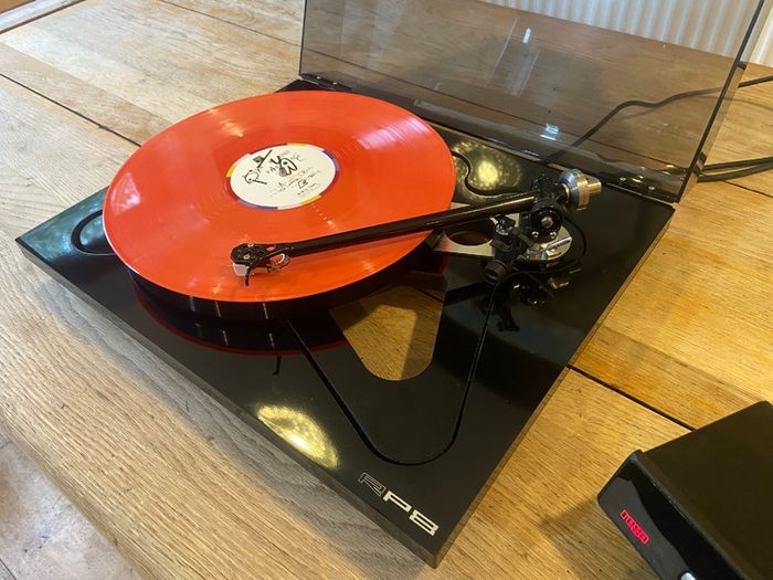 Rega RP8 Planar 8 Turntable with RB808 Tonearm and TTPSU Speed Control Power Supply Unit