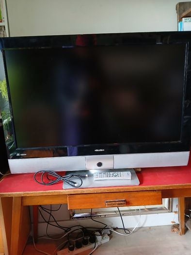 Bush 37" Wide LCD HD TV with Desktop Stand & Remote - Perfect for Retro Gaming!