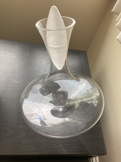 Swirling glass wine decanter and stopper