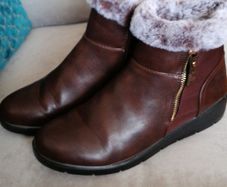 Boots  size 6 and a half  dunnes small tiny mark on one. Worn once