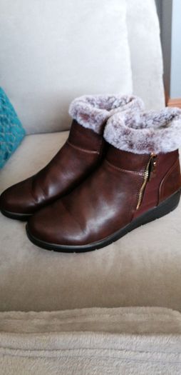 Boots  size 6 and a half  dunnes small tiny mark on one. Worn once