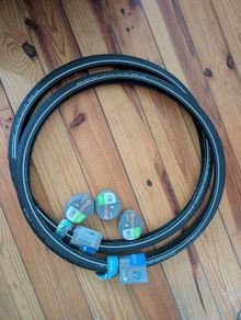Schwalbe Marathon Plus Bike Tyres (Pair) + 3x Halfords Inner Tube