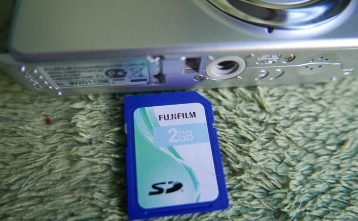 FUJIFILM FinePix J27 Compact Digital Camera 10.2 MP + 2Gb SD Card and charging cable