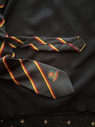 de la salle jumper and tie size M