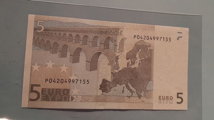 Uncirculated new 5e note